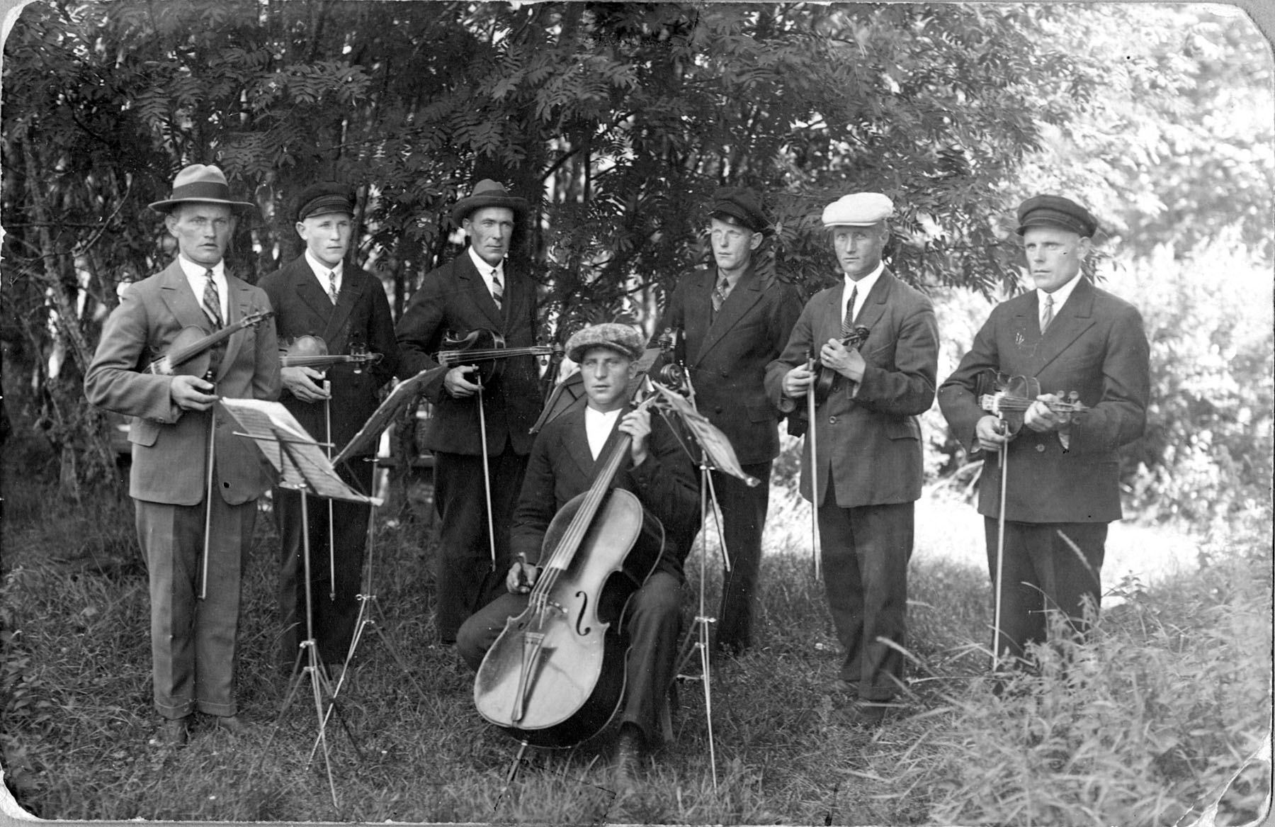 Salonkylän orkesteri 1930-luvulla. Soittajat vasemmalta: Urho Ämmänkoski, Heimo Salo, Waltteri Salo, Tuomas Rauma, Uuno Rauma, Wiljami Niittykoski ja Hugo Rauma.