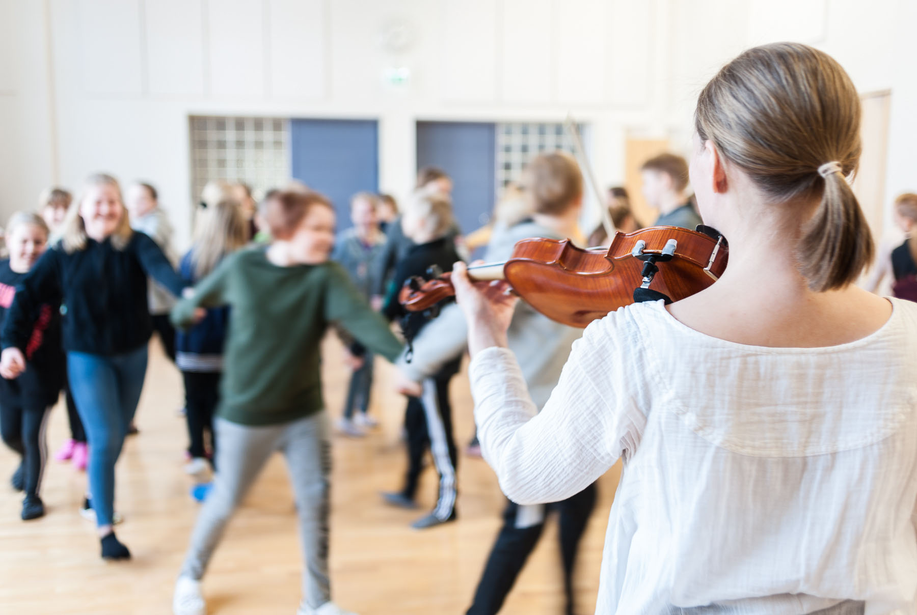 Kansanmusiikki-instituutin Koulumusiikkia perhonjokilaaksolaisittain hankkeen työpaja Kaustisen keskuskoululla 22.2.2019. Vetäjinä Vuokko Korva ja Tuija Hanhikoski.