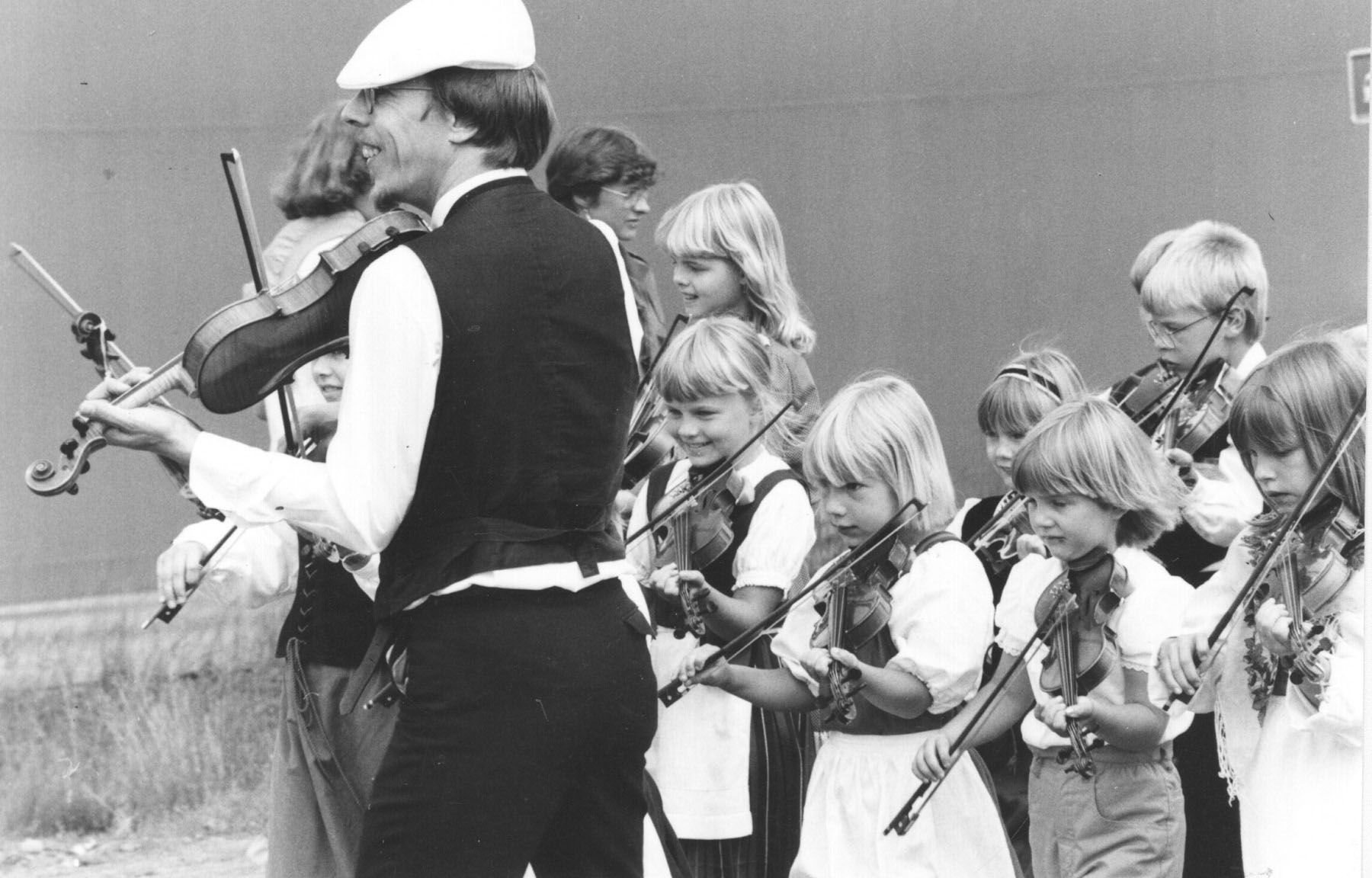 orig_16024 Näppäripelimannit Juhlakulkueessa, Kaustisen kansanmusiikkijuhlilla 1984. Johtaa Mauno Järvelä.