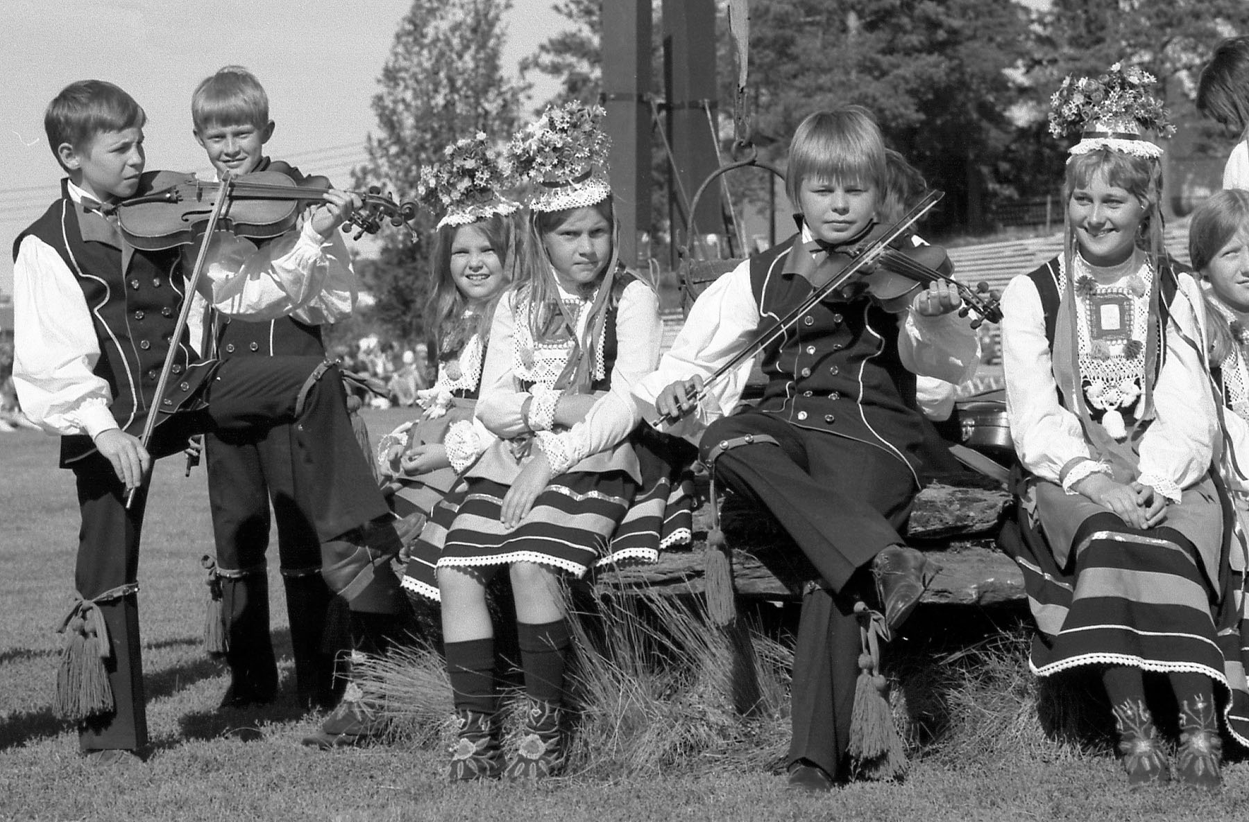 orig_2691 Lapsipelimanneja yllään kaustislaisten uusi esiintymispuku, jonka Anneli Qveflander ja Irma Rewell suunnittelivat. Vas Tarmo Isokangas, Asko Hanhikoski, Kreeta-Maria Kentala, Kirsi-Marja Hiivala, Juha Timonen (viulu), Eija Finnilä, Sirpa Kattilakoski.
