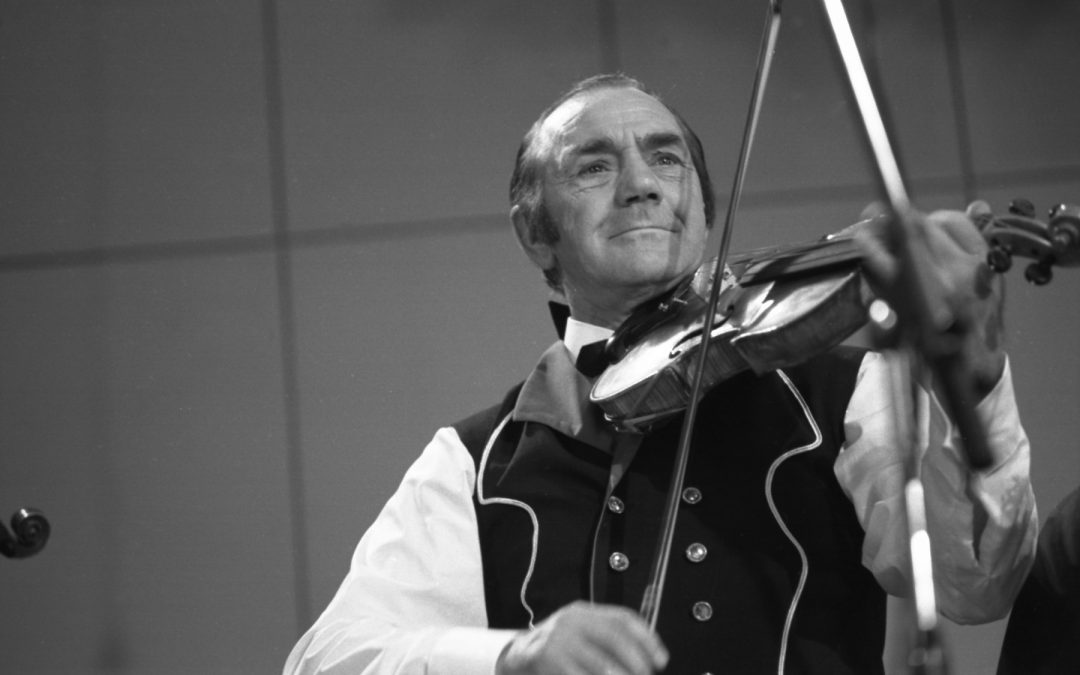 Konsta Jylhä soittaa viulua.
