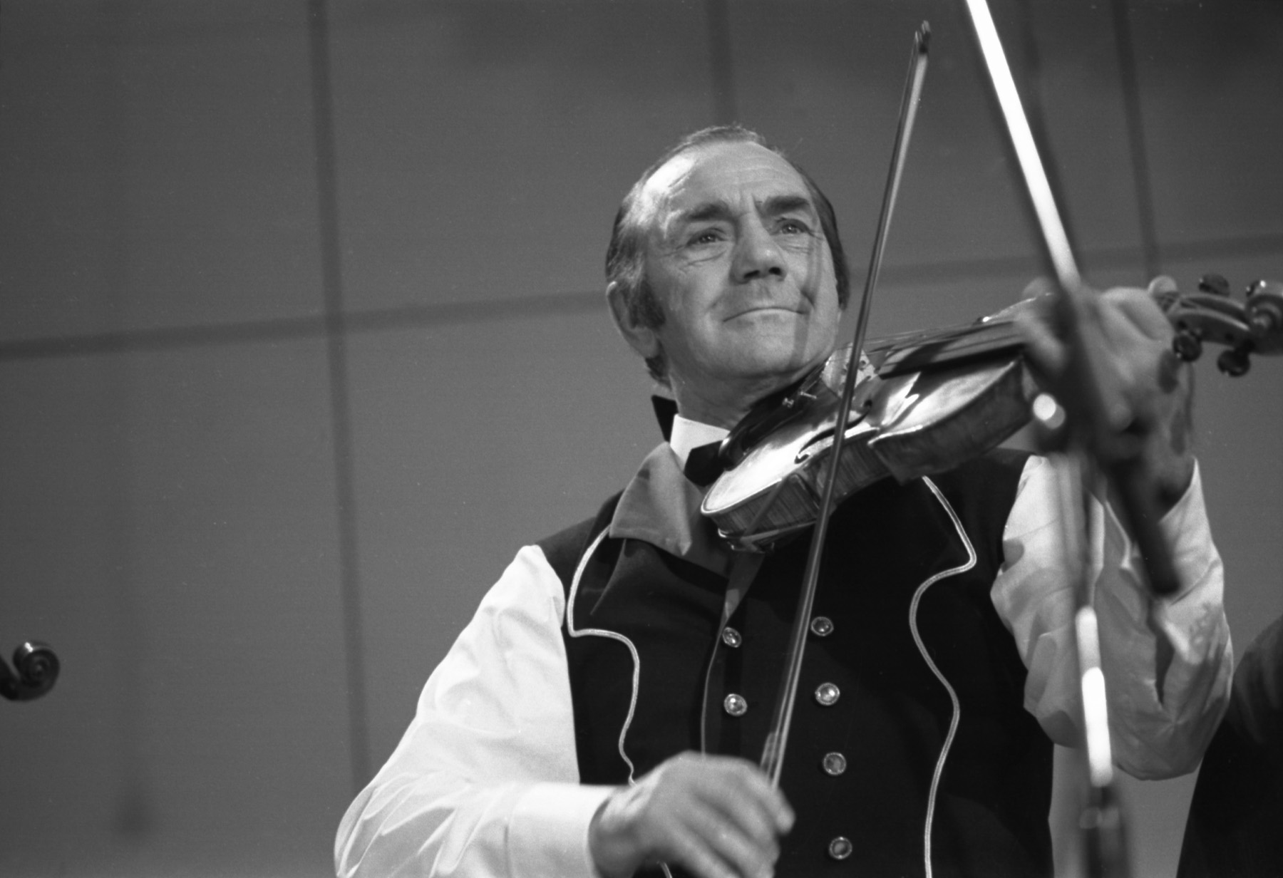 Konsta Jylhä soittaa viulua.