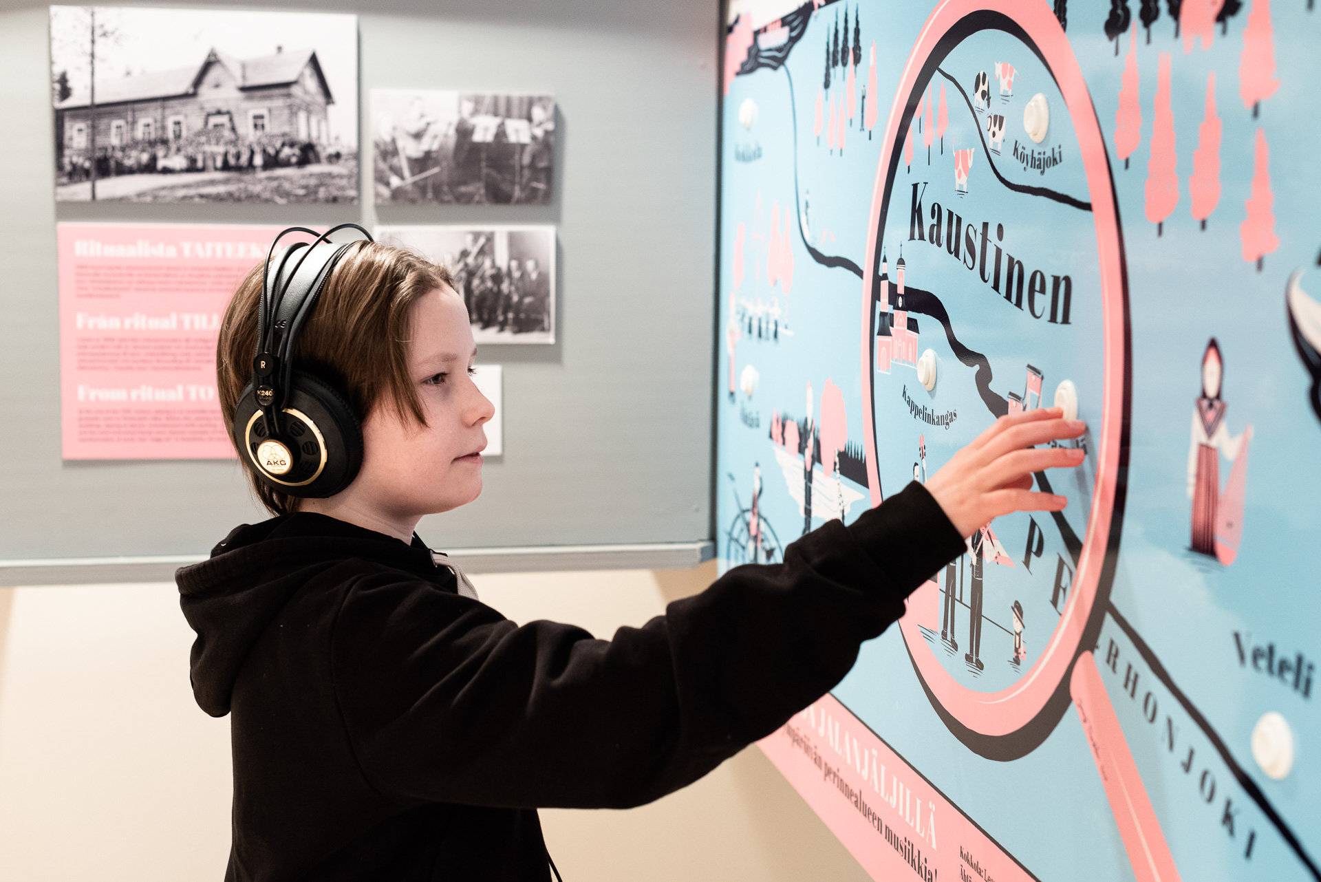 Lapsi kuuntelee ääninäytettä Suomen Kansansoitinmuseossa